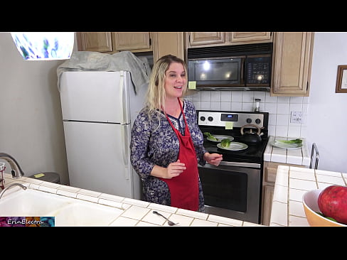 ❤️ A madrasta a ordenhá-lo na cozinha antes do seu encontro ️ Porno vídeo em pt.sexflashgame.ru